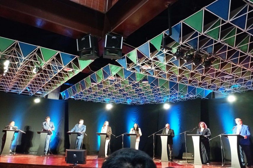 Los candidatos a la primaria de la oposición en Venezuela participan en un debate en la Universidad Católica Andrés Bello (UCAB).