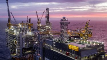 Imagen de una plataforma de extración y procesamiento de crudo.