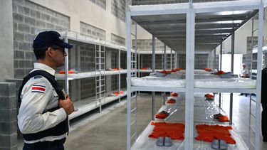 Un agente de policía monta guardia en el Centro de Alta Seguridad para el Contenimiento del Crimen Organizado (CACCO) durante su inauguración en Alajuela, Costa Rica, el 14 de octubre de 2026