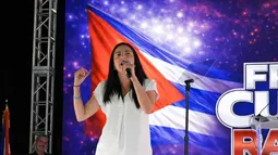 Mi padre estaba seguro: la noche noserá eterna. Y yo creo que está amaneciendo.Libertad, libertad, libertad. ¡Viva Cuba! ¡Viva Cuba! ¡Viva Cuba!
