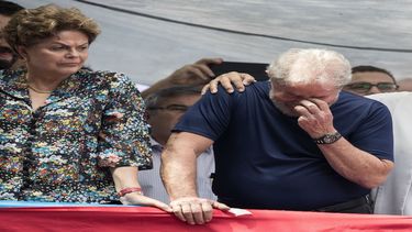 El expresidente Luiz Inácio Lula Da Silva acompañado por la expresidenta Dilma Rousseff tras sallir&nbsp; del sindicato metalúrgico para entregarse a las autoridades.