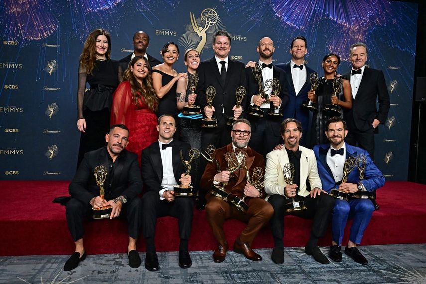 El actor canadiense-estadounidense Seth Rogen posa en la sala de prensa, junto al equipo de The Studio,&nbsp; con los premios a Mejor Guion en una Serie de Comedia, Mejor Dirección en una Serie de Comedia, Mejor Actor Principal en una Serie de Comedia y Mejor Serie de Comedia por The Studio durante la 77.ª edición de los Premios Primetime Emmy en el Teatro Peacock de LA Live en Los Ángeles el 14 de septiembre de 2025.&nbsp;