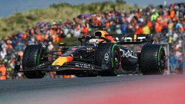El piloto holandés de Red Bull Racing, Max Verstappen, conduce durante la sesión de clasificación en el circuito de Zandvoort, antes del Gran Premio de Fórmula 1 de Países Bajos, el 26 de agosto de 2023. &nbsp;
