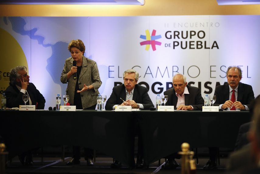 La presidenta brasileña Dilma Rousseff, segunda a la izquierda, habla junto al político Marco Enriquez Ominami, a la izquierda, el expresidente electo de Argentina Alberto Fernández, en el centro, el expresidente colombiano Ernesto Samper, segunda a la derecha, y el político Aloizio Mercadante durante la inauguración de la segunda reunión del Grupo de Puebla en Buenos Aires, Argentina, el 9 de noviembre de 2019.&nbsp;
