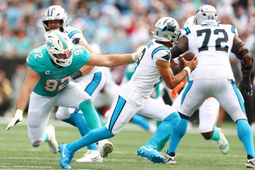 Bryce Young, de los Panthers de Carolina, evita la tacleada de Zach Sieler, de los Dolphins de Miami.