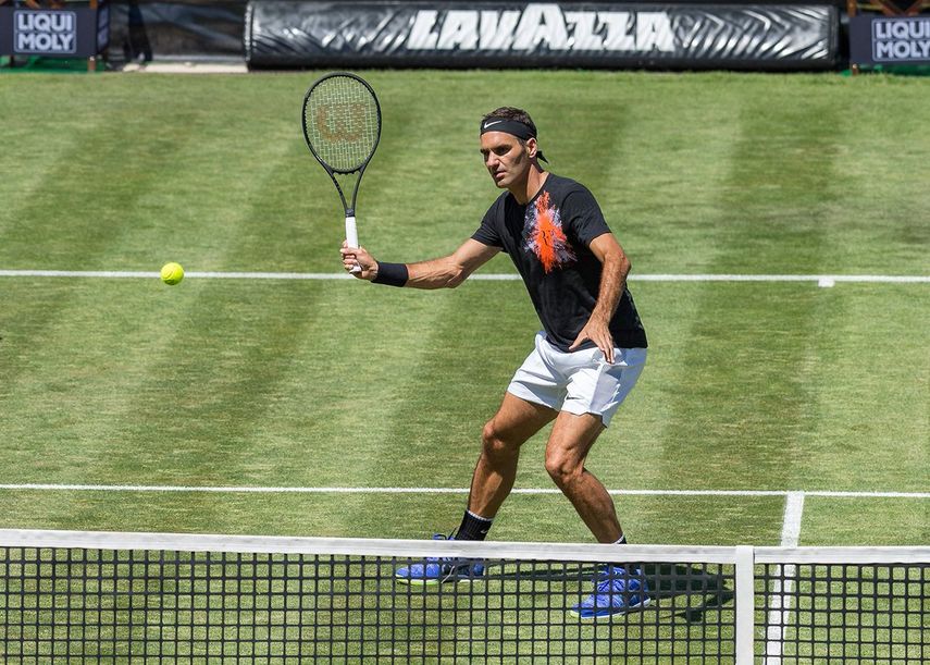 Federer se prepara para enfrentar el miércoles al alemán Tommy Haas en el torneo en suelo germano.