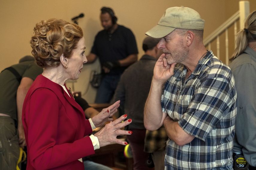 Esta imagen publicada por Netflix muestra a la actriz Holland Taylor, a la izquierda, hablando con Ryan Murphy en el set de Hollywood.&nbsp;