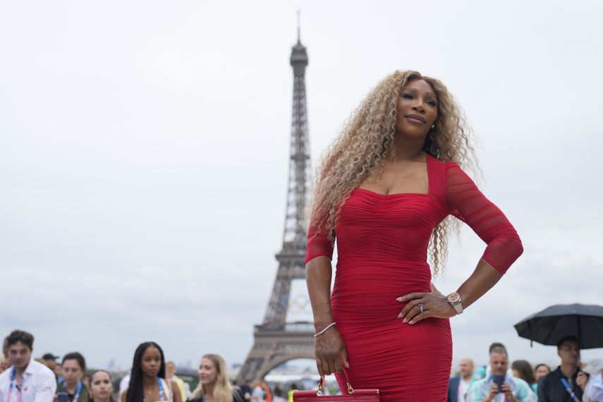 Serena Williams llega a París antes de la ceremonia de apertura de los Juegos Olímpicos de Verano de 2024, el viernes 26 de julio de 2024.