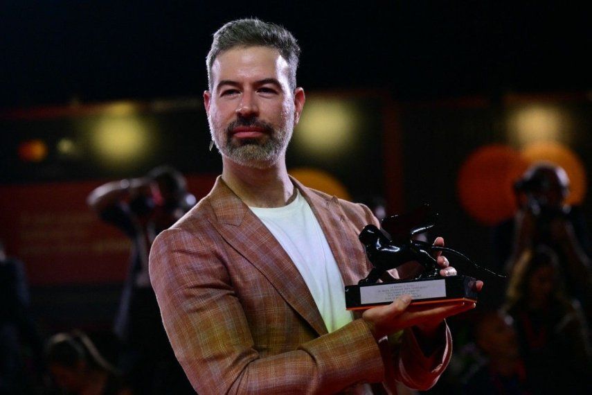 El cineasta mexicano David Pablos recibe un premio por su película En el camino, en el Festival de Cine de Venecia.&nbsp;