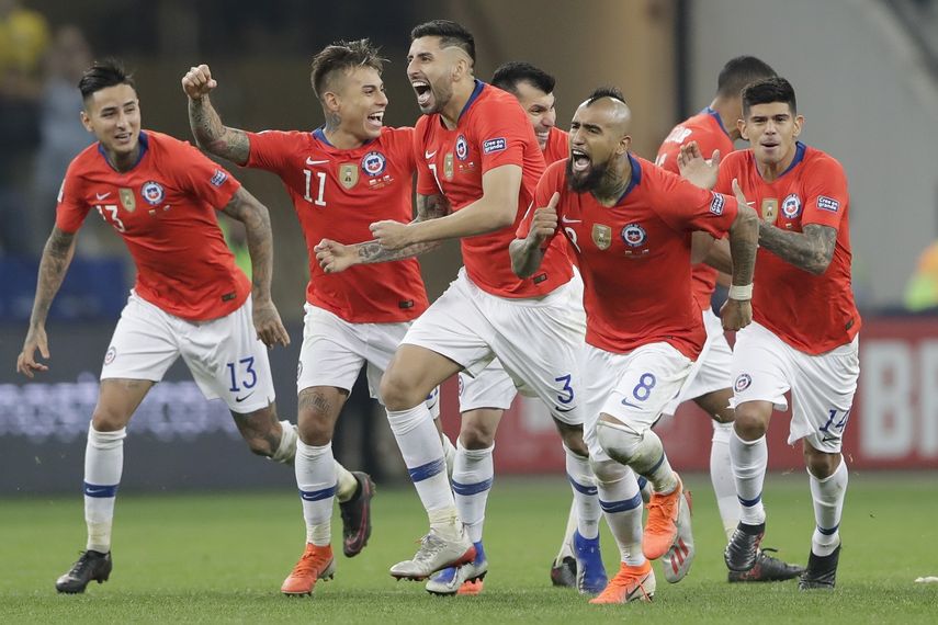 Los jugadores de Chile festejan tras vencer 5-4 a Colombia en una definici n por penales en los cuartos de final de la Copa Am rica en Sao Paulo, Brasil, el viernes 28 de junio de 2019
