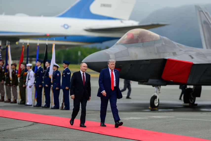 El presidente Donald Trump y el presidente ruso Vladímir Putin, caminan en la pista después de que llegaron a la Base Conjunta Elmendorf-Richardson en Anchorage, Alaska, el 15 de agosto de 2025.
