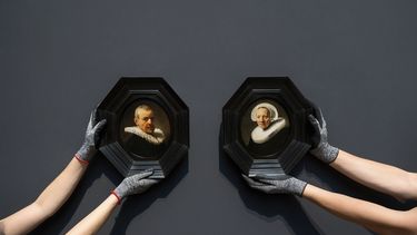 Retratos realizados por Rembrandt a Jan y Jaapgen van der Pluym se exhiben en el Rijksmuseum de Ámsterdam en una fotografía publicada por el Rijksmuseum el miércoles 13 de diciembre de 2023.&nbsp;
