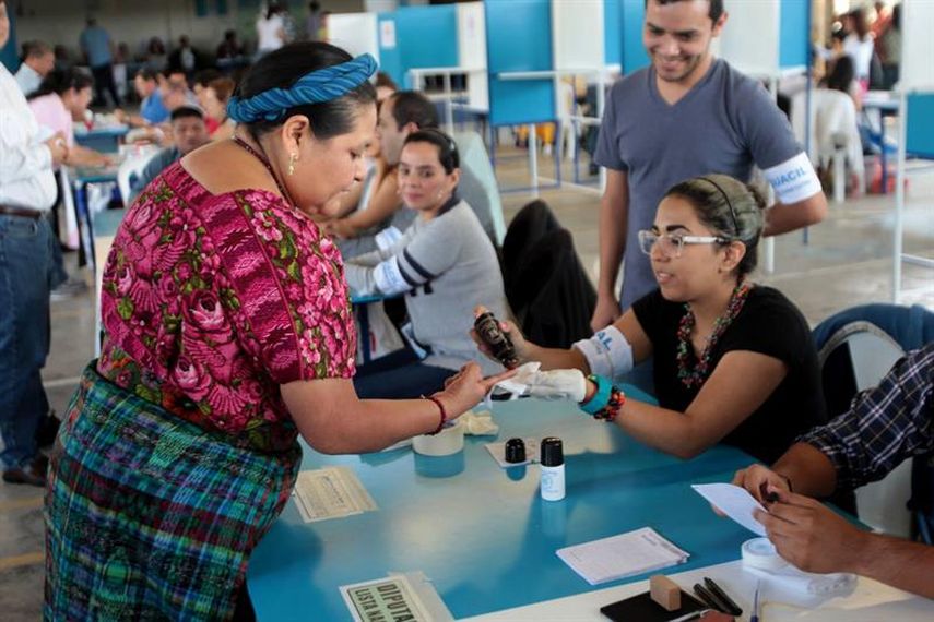 La guatemalteca ganadora del Premio Nobel de la paz Rigoberta Menchú Tum votó este domingo en Ciudad de Guatemala. (EFE) 