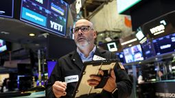 Un agente de la Bolsa de Nueva York observa en las pantallas los indicadores del día. Un agente de la Bolsa de Nueva York observa en las pantallas los indicadores del día.