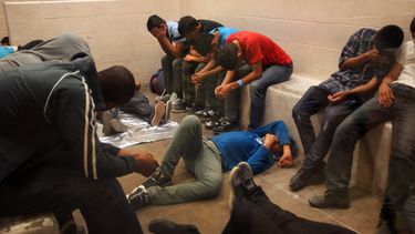 Vista de inmigrantes que han cruzado ilegalmente la frontera, detenidos para ser procesados dentro de una estación de la Patrulla Fronteriza de McAllen, Texas (EEUU).&nbsp;