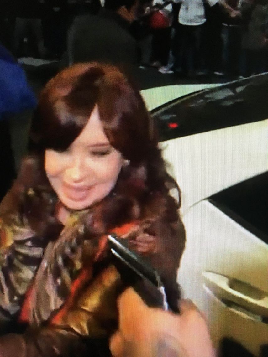 Un hombre apuntó a la vicepresidenta de Argentina, Cristina Fernández de Kirchner.