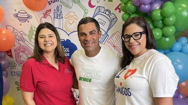 Amigos For Kids, entidad sin fines de lucro con sede en Miami dedicada a prevenir el abuso y la negligencia infantil, celebró este sábado junto al alcalde de Miami, Francis Suarez, la entrega de cientos de mochilas, útiles escolares, uniformes y otros artículos esenciales