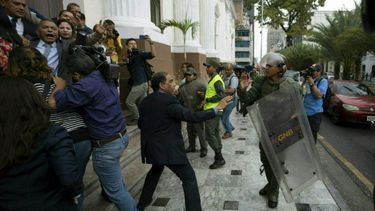 En esta imagen, tomada el 18 de junio de 2019, legisladores de la Asamblea Nacional de Venezuela forcejean con miembros de la Guardia Nacional Bolivariana en el exterior de la sede del organismo, mientras los diputados intentar dar acceso a periodistas, en Caracas, Venezuela.&nbsp; 
