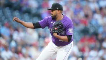 El abridor venezolano de los Rockies de Colorado German Marquez trabaja la primera entrada frente a los Cardenales de San Luis el lunes 10 de abril del 2023.&nbsp;