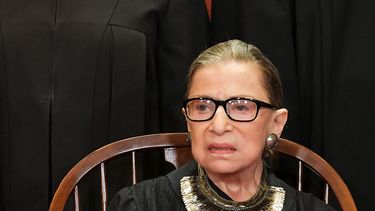 En esta foto de archivo tomada el 30 de noviembre de 2018, la jueza Ruth Bader Ginsburg posa para la foto oficial en la Corte Suprema en Washington, DC.&nbsp;
