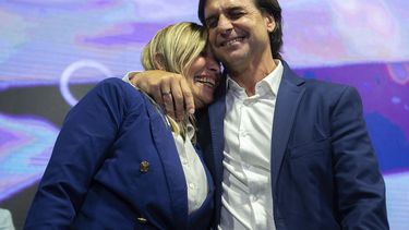 Luis Lacalle Pou, candidato presidencial del Partido Nacional, a la derecha, abraza a su compa&ntilde;era de f&oacute;rmula Beatriz Argimon mientras se presentan ante los partidarios al final del d&iacute;a de las elecciones en Montevideo, Uruguay, el domingo 27 de octubre de 2019.