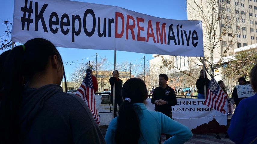 Varias personas se manifiestan en El Paso, Texas, en defensa de DACA.