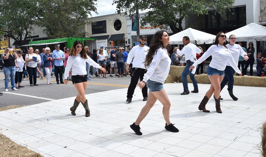 El grupo de baile Dance Life se presenta durante Carnaval on the Mile. 