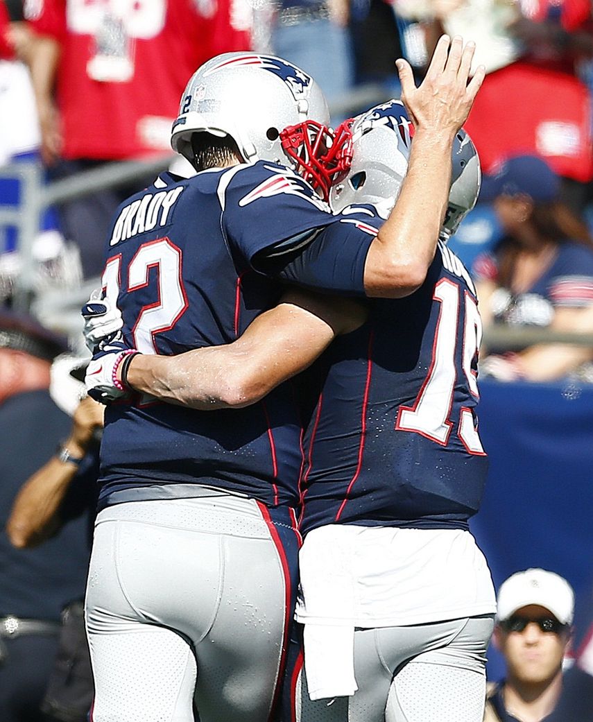 Chris Hogan (der.) y el quarterback Tom Brady (izq.) celebran el touchdown de Hogan contra los Houston Texans en el segundo cuarto en el Gillette Stadium en Foxboro, Massachusetts, EEUU, este 24 de septiembre de 2017.