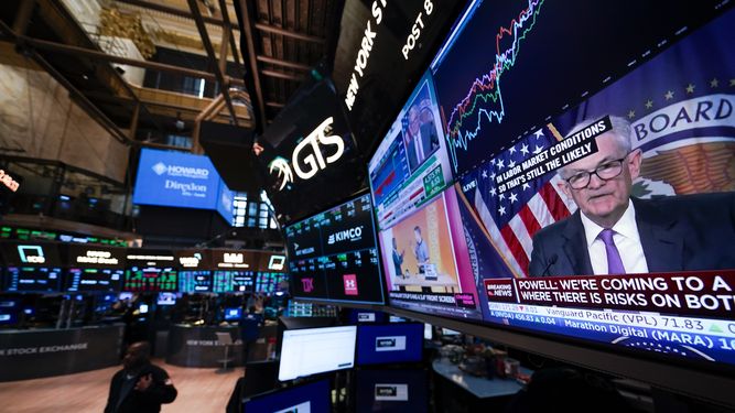 El presidente de la Reserva Federal en una de las pantallas en la Bolsa de Nueva York.
