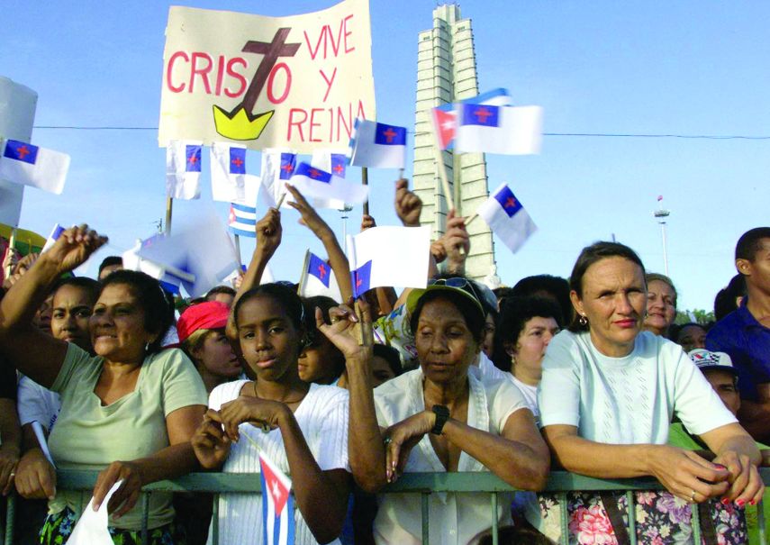 Mujeres cubanas ondean banderas cubanas durante la celebración de una misa evangélica que se efectuó en la Plaza de la Revolución, en La Habana.&nbsp;