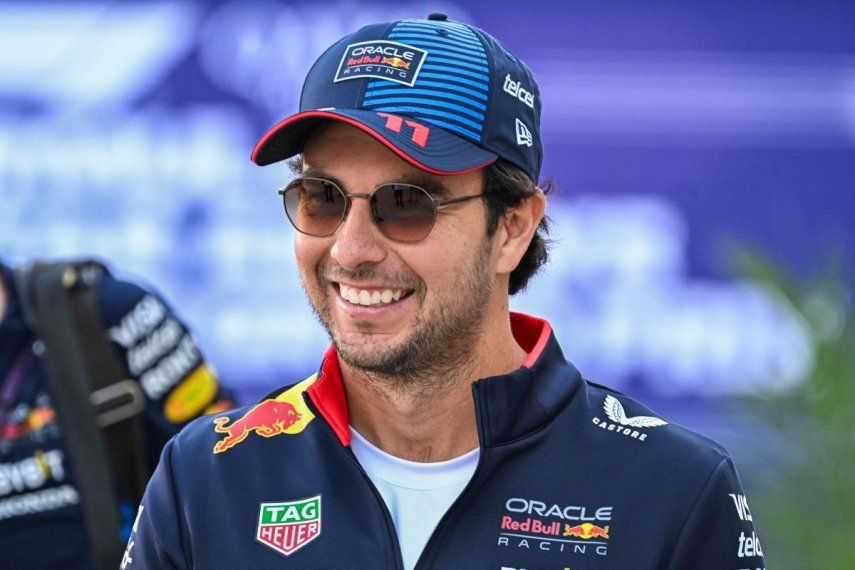 El piloto mexicano de Red Bull, Sergio Pérez, llega al circuito en Doha, el 30 de noviembre de 2024.