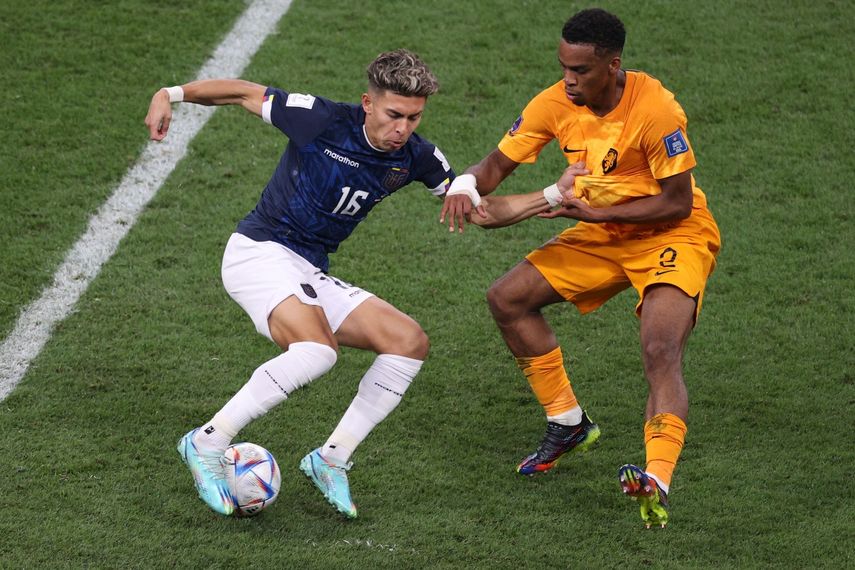 El mediocampista de Ecuador, Jeremy Sarmiento, y el defensor de Países Bajos, Jurrien Timber, disputan el balón durante el choque entre ambas selecciones en la segunda vuelta del Mundial de Catar.