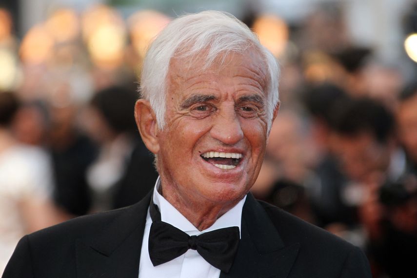 En esta fotografía de archivo tomada el 17 de mayo de 2011, el actor francés Jean-Paul Belmondo posa en la alfombra roja antes de una ceremonia en su honor y la proyección de The Beaver presentada fuera de competencia en el 64 ° Festival de Cine de Cannes en Cannes, en el sur Francia.&nbsp;