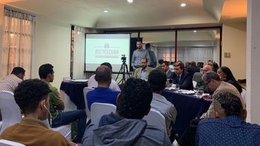Miembros y asesores de la Comisión Justicia Cuba escuchan denuncias de exiliados nicaragüenses en Costa Rica sobre la presencia cubana en las acciones represivas contra el pueblo en su país.