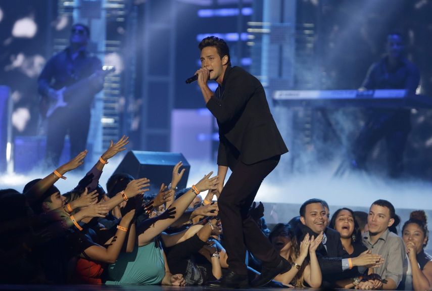 Gabriel Coronel durante su presentación en los Premios Tu Mundo de Telemundo. (AP)
