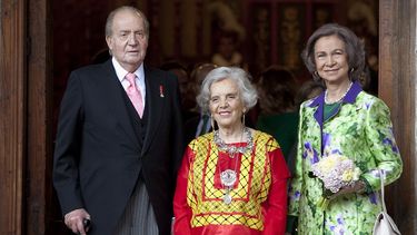 El rey Juan Carlos de España, la escritora Elena Poniatowska y la reina Sofía posan durante la entrega del premio Cervantes. (AP)