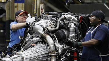 Empleados de General Motors trabajan en una planta de ensamblaje en EEUU.