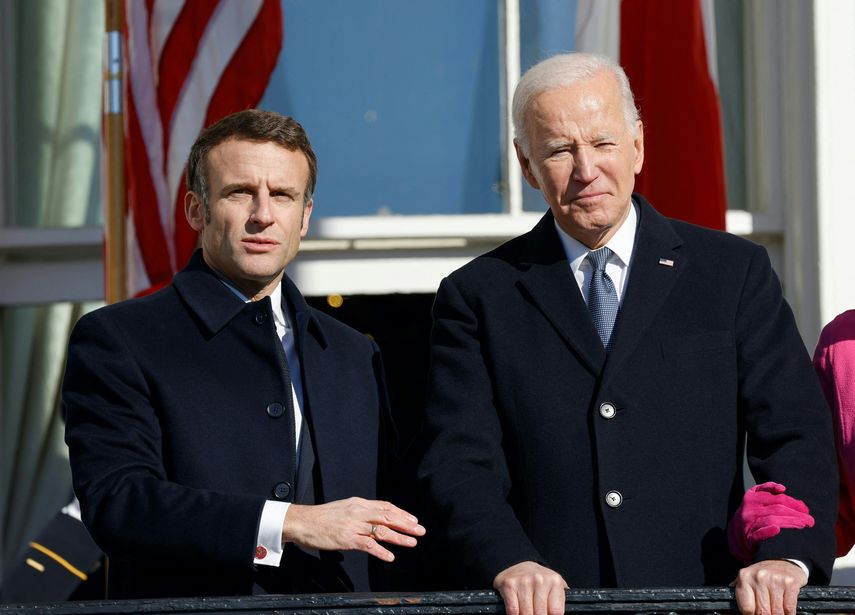 El presidente Joe Biden junto a su homólogo francés, Emmanuel Macron, duante la ceremonia de recibimiento en la Casa Blanca.