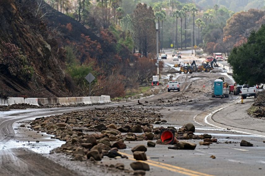Las carreteras de Los Ángeles amaneceron con aludes de tierra y escombros