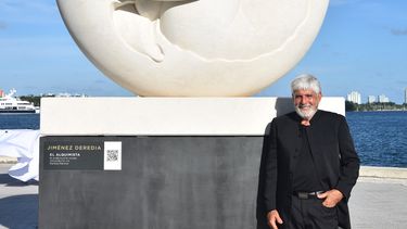 Jiménez Deredia posa junto a su pieza El Alquimista.&nbsp;