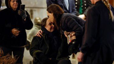 La laureada del Premio Nobel de la Paz, Maria Corina Machado (C-R), besa a su madre Corina Parisca Pérez mientras saluda a los simpatizantes reunidos fuera del Grand Hotel en Oslo, Noruega, en las primeras horas del 11 de diciembre de 2025. La laureada del Premio Nobel de la Paz, Maria Corina Machado (C-R), besa a su madre Corina Parisca Pérez mientras saluda a los simpatizantes reunidos fuera del Grand Hotel en Oslo, Noruega, en las primeras horas del 11 de diciembre de 2025.