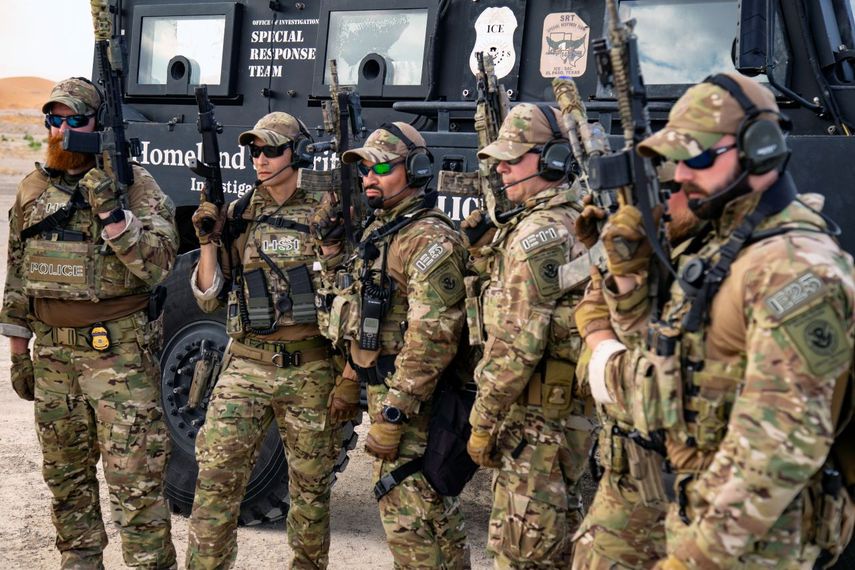 Agentes de la división de Investigaciones de Seguridad Nacional (HSI), que pertenece al Servicio de Inmigración y Control de Aduanas (ICE).