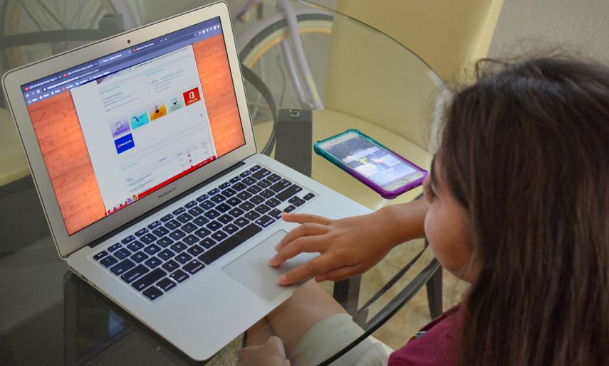 Presentan guía para apoyo a estudiantes de inglés.