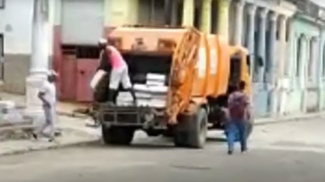 Distribuyen pollo en Cuba en camión de recogida de basura