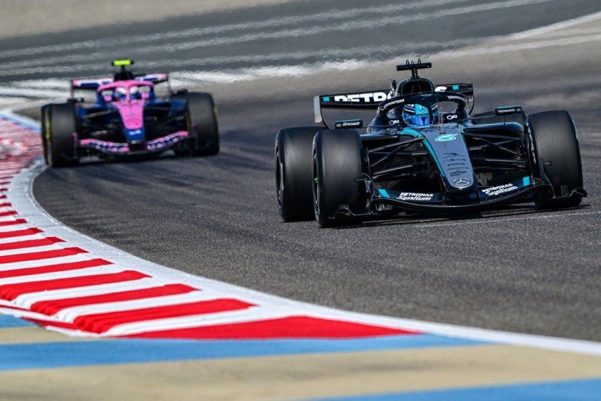 El piloto británico de Mercedes, George Russell, conduce por delante del piloto argentino de Alpine, Franco Colapinto, en el tercer día de las pruebas de pretemporada de Fórmula 1 en el Circuito Internacional de Baréin en Sakhir el 13 de febrero de 2026.&nbsp;