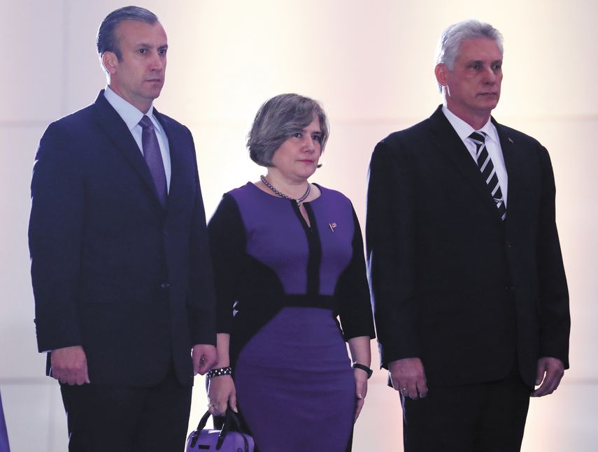 La primera dama de Cuba, Lis Cuesta Peraza, flanqueada por&nbsp; el vicepresidente de Venezuela, Tareck El Aissami y Miguel Díaz-Canel.&nbsp;
