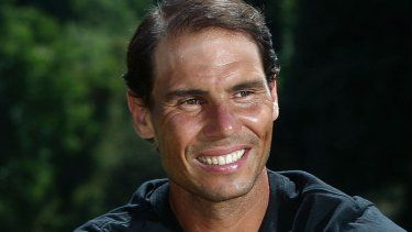 En foto del 31 de enero del 2022, el campeón del Abierto de Australia, Rafael Nadal, posa para una foto tras el torneo.