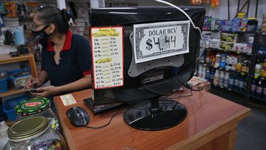 Detalle de un cartel que muestra el tipo de cambio del dólar estadounidense en bolívares en una tienda, en Caracas. Luego de abrirse al dólar estadounidense como una válvula de escape ante la crisis, Venezuela ahora está tratando de revivir su moneda, el bolívar, que ha sido desplazado por el billete verde.