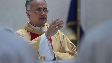Monseñor Silvio Báez participa en una misa de renovación de promesas sacerdotales de arquidiócesis en la catedral de Managua, Nicaragua.
