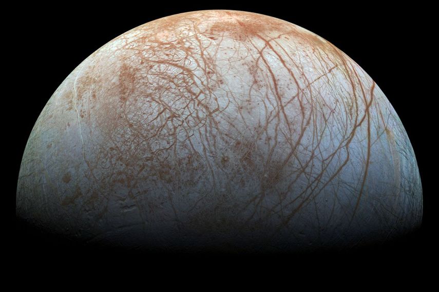La imagen proveída por la NASA muestra la luna de Júpiter Europa, en una composición de fotos capturadas por la sonda espacial de la NASA Galileo.